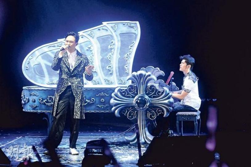 張智霖跟周杰倫首次同台,在周杰倫的伴奏下唱出《安靜》一曲。(攝影:孫華中)二人化身Captain Cool及Captain Jay合唱《歲月如歌》,掀起高潮。(攝影:孫華中)ChiLam跟Jay自拍完興奮到手舞足蹈,儼如小粉絲一樣孩子氣。(攝影:孫華中)Jay怕惡心不敢露太多,一首歌時間適可而止。(攝影:孫華中)以過億台幣打造的3D鄧麗君跟周杰倫隔空合唱,可惜部分歌迷因角度問題看不到。(攝影:孫華中) 張智霖跟周杰倫首次同台,在周杰倫的伴奏下唱出《安靜》一曲。(攝影:孫華中)二人化身Captain Cool及Captain Jay合唱《歲月如歌》,掀起高潮。(攝影:孫華中)ChiLam跟Jay自拍完興奮到手舞足蹈,儼如小粉絲一樣孩子氣。(攝影:孫華中)Jay怕惡心不敢露太多,一首歌時間適可而止。(攝影:孫華中)以過億台幣打造的3D鄧麗君跟周杰倫隔空合唱,可惜部分歌迷因角度問題看不到。(攝影:孫華中)