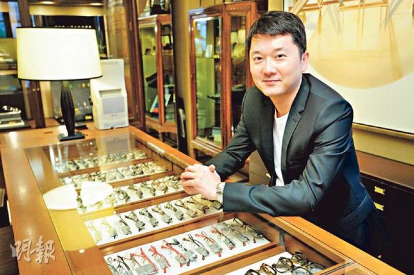 溥儀眼鏡行政總裁邱子傑表示,公司沒有刻意追求分店數目,反而講求環境及地段,在內地選擇都是大型商場為主。(尹錦恩攝) 溥儀眼鏡行政總裁邱子傑表示,公司沒有刻意追求分店數目,反而講求環境及地段,在內地選擇都是大型商場為主。(尹錦恩攝)