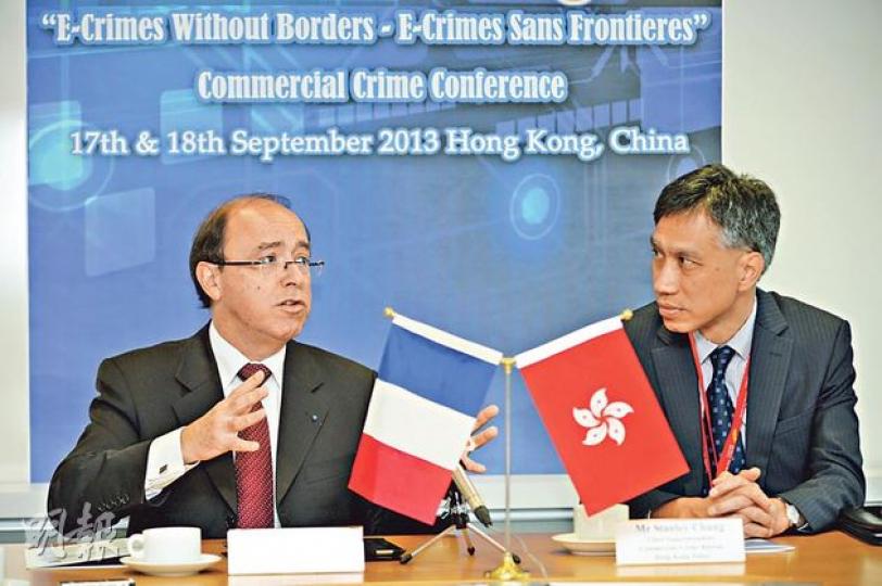 法國及香港警方周一、二在港舉辦「科技罪案無疆界」交流會,圖為法國國家警察總局國際合作局局長Emile Perez(左)和香港商罪科總警司鍾兆揚(右)。 (葉家豪攝) 法國及香港警方周一、二在港舉辦「科技罪案無疆界」交流會,圖為法國國家警察總局國際合作局局長Emile Perez(左)和香港商罪科總警司鍾兆揚(右)。 (葉家豪攝)