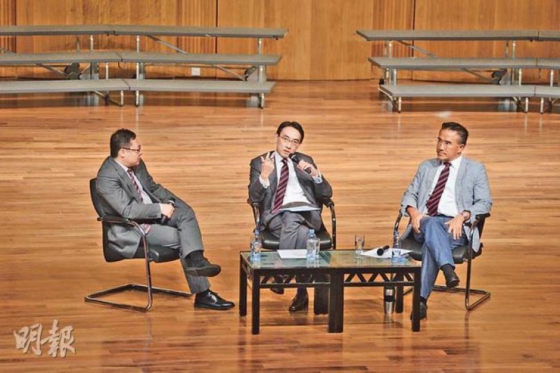 戴耀廷(左起)、翟紹唐、田北辰3個拔萃仔噚日中秋節返母校講信仰與政治,講咗約兩個鐘,唔知係咪講題太沉重,台下唔少同學仔忍唔住閉目養神。(黃志東攝) 戴耀廷(左起)、翟紹唐、田北辰3個拔萃仔噚日中秋節返母校講信仰與政治,講咗約兩個鐘,唔知係咪講題太沉重,台下唔少同學仔忍唔住閉目養神。(黃志東攝)