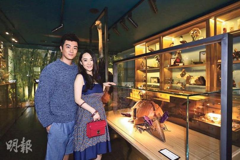 霍思燕為丈夫杜江誕下男嬰,幸福滿瀉。(微博圖片)小江江張開口的神態非常可愛。(微博圖片)杜江忙於照顧太太霍思燕,李晨唯有暫幫好友抱BB。(微博圖片) 霍思燕為丈夫杜江誕下男嬰,幸福滿瀉。(微博圖片)小江江張開口的神態非常可愛。(微博圖片)杜江忙於照顧太太霍思燕,李晨唯有暫幫好友抱BB。(微博圖片)
