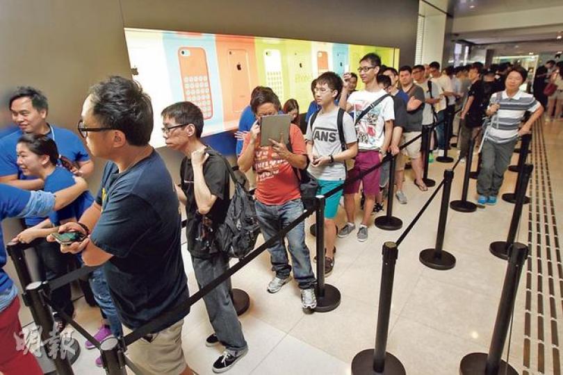 大批預訂了iPhone 5s和iPhone 5c的消費者,昨清晨已到中環國際金融中心蘋果專門店外排隊,等候取機。(李紹昌攝)有人在中環國際金融中心的蘋果專門店外即場收購iPhone 5s(持鈔票者),向剛從專門店買入手機的市民繳付現金。(李紹昌攝) 大批預訂了iPhone 5s和iPhone 5c的消費者,昨清晨已到中環國際金融中心蘋果專門店外排隊,等候取機。(李紹昌攝)有人在中環國際金融中心的蘋果專門店外即場收購iPhone 5s(持鈔票者),向剛從專門店買入手機的市民繳付現金。(李紹昌攝)