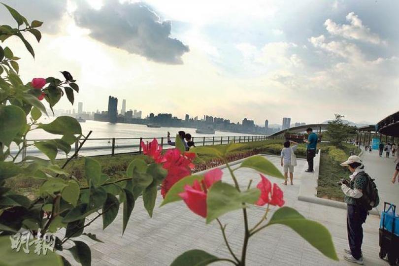 啟德郵輪碼頭首次開放天台花園予公眾參觀,花園面積達2.3萬平方米,可飽覽維港景色;不過旅遊業議會提醒,一旦懸掛3號強風信號,博覽會繼續舉行,但天台花園則未必開放。(李紹昌攝) 啟德郵輪碼頭首次開放天台花園予公眾參觀,花園面積達2.3萬平方米,可飽覽維港景色;不過旅遊業議會提醒,一旦懸掛3號強風信號,博覽會繼續舉行,但天台花園則未必開放。(李紹昌攝)