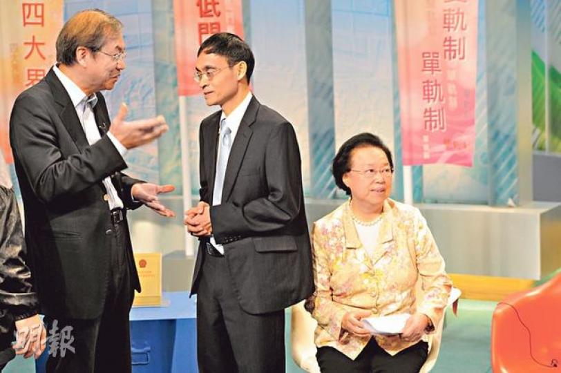 港大法律學者陳弘毅(中)對「公民提名」是否符合《基本法》有保留。港區全國人大代表譚惠珠(右)認為公民提名是枝節,形容雙方分歧已由南北極走向赤道,但真普聯召集人鄭宇碩(左)相信真普聯方案符合《基本法》,重申堅拒篩選特首候選人的立場。(尹錦恩攝) 港大法律學者陳弘毅(中)對「公民提名」是否符合《基本法》有保留。港區全國人大代表譚惠珠(右)認為公民提名是枝節,形容雙方分歧已由南北極走向赤道,但真普聯召集人鄭宇碩(左)相信真普聯方案符合《基本法》,重申堅拒篩選特首候選人的立場。(尹錦恩攝)