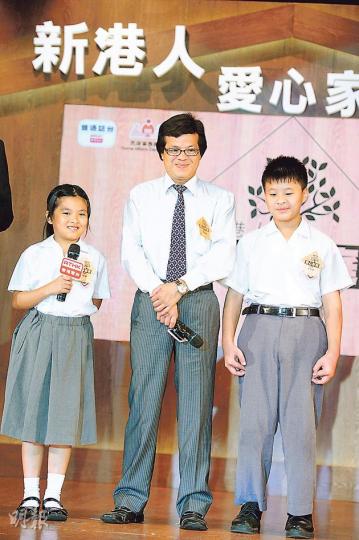 「新港人愛心家庭選舉」5個獲獎家庭包括湯氏一家,爸爸湯先生(中)去年接兩名子女來港定居,為子女入學四出奔波。兩子女同說,無論開心或不開心時,最喜歡就是「抱一抱」爸爸。(尹錦恩攝) 「新港人愛心家庭選舉」5個獲獎家庭包括湯氏一家,爸爸湯先生(中)去年接兩名子女來港定居,為子女入學四出奔波。兩子女同說,無論開心或不開心時,最喜歡就是「抱一抱」爸爸。(尹錦恩攝)