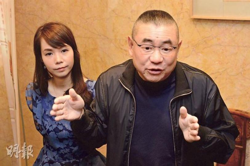 劉鑾雄(右)昨日在女友呂麗君陪同下見記者,指更換代表律師是「走投無路」下的選擇,並說自己面對「有勢力人士」逼害,但他希望以和為貴。(黃志東攝) 劉鑾雄(右)昨日在女友呂麗君陪同下見記者,指更換代表律師是「走投無路」下的選擇,並說自己面對「有勢力人士」逼害,但他希望以和為貴。(黃志東攝)
