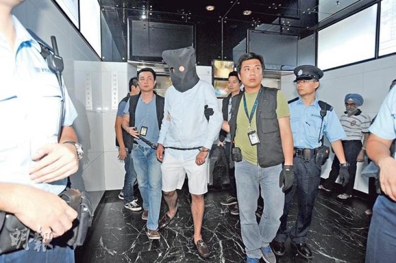涉嫌兩度「扮住客」在酒店爆竊的哥倫比亞漢,昨晚由重案組探員押返重慶大廈其租住的賓館房間搜查。(樊銳昌攝) 涉嫌兩度「扮住客」在酒店爆竊的哥倫比亞漢,昨晚由重案組探員押返重慶大廈其租住的賓館房間搜查。(樊銳昌攝)