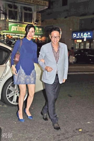 李嘉欣蹺着老公的手到場,兩夫婦笑容滿面,更望着鏡頭任影。(攝影﹕孫華中)許世勳與太太先抵達福臨門,由保鑣護送進入酒家。(攝影﹕孫華中) 李嘉欣蹺着老公的手到場,兩夫婦笑容滿面,更望着鏡頭任影。(攝影﹕孫華中)許世勳與太太先抵達福臨門,由保鑣護送進入酒家。(攝影﹕孫華中)