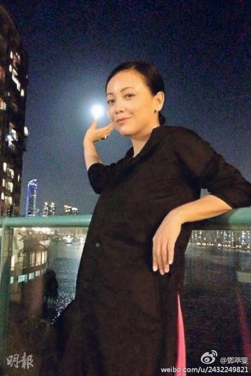 雯女對準角度,拍了一張狀似捧着月亮的照片。(微博圖片)謝天華這動作十分細微,似用手指握着月亮,還張開口作吃狀。(微博圖片) 雯女對準角度,拍了一張狀似捧着月亮的照片。(微博圖片)謝天華這動作十分細微,似用手指握着月亮,還張開口作吃狀。(微博圖片)