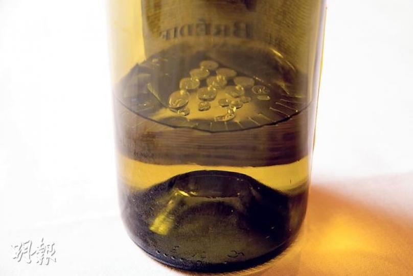 (黃志東攝)酒泵連膠酒塞約百多元,經濟且易處理,最為一般用家使用。圖為使用真空酒泵抽走瓶內空氣。(黃志東攝)William Chan﹕朗豪酒店明閣Wine Guy(侍酒師),曾於英國著名酒商Berry Brothers & Rudd、半島酒店、Hotel ICON工作(黃志東攝) (黃志東攝)酒泵連膠酒塞約百多元,經濟且易處理,最為一般用家使用。圖為使用真空酒泵抽走瓶內空氣。(黃志東攝)William Chan﹕朗豪酒店明閣Wine Guy(侍酒師),曾於英國著名酒商Berry Brothers & Rudd、半島酒店、Hotel ICON工作(黃志東攝)