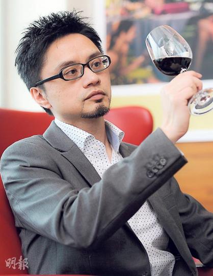 劉偉民(Ronny) - 酒評人兼樂評人,曾推出多本葡萄酒著作,包括《說葡萄酒的語言——法國篇》、《世界之醉》、《酒為上著》,並推出葡萄酒配音樂的CD Music & Wine-The Perfect Matching。現為大中華酒評人協會主席,去年更正式成為釀酒師,推出在意大利釀製的葡萄酒。(黃志東攝)蔡榛原(Jordan) - 前媒體飲食版資深記者。獲法國波爾多葡萄酒學院認證導師(L'Ecole du Vin de Bordeaux)資歷,現為大中華酒評人協會副主席、香港葡萄酒學會會長,曾任 劉偉民(Ronny) - 酒評人兼樂評人,曾推出多本葡萄酒著作,包括《說葡萄酒的語言——法國篇》、《世界之醉》、《酒為上著》,並推出葡萄酒配音樂的CD Music & Wine-The Perfect Matching。現為大中華酒評人協會主席,去年更正式成為釀酒師,推出在意大利釀製的葡萄酒。(黃志東攝)蔡榛原(Jordan) - 前媒體飲食版資深記者。獲法國波爾多葡萄酒學院認證導師(L'Ecole du Vin de Bordeaux)資歷,現為大中華酒評人協會副主席、香港葡萄酒學會會長,曾任