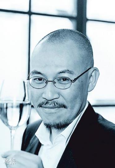 劉致新 - 有「劉校長」之稱,早於98年創辦《酒經月刊》,為同類型刊物的先鋒。出版多本葡萄酒相關書籍,包括《歎盡澳洲酒莊之旅》、《天作之合——當葡萄酒遇上中菜》等,於多份報章雜誌撰專欄文章。(黃志東攝)鄺英志 - 著名品酒師,法國波爾多葡萄酒學院認可講師,香港葡萄酒評審協會創辦人兼主席。教授葡萄酒課程,並曾出任多個葡萄酒比賽評委,如Everyday Bordeaux。(黃志東攝) 劉致新 - 有「劉校長」之稱,早於98年創辦《酒經月刊》,為同類型刊物的先鋒。出版多本葡萄酒相關書籍,包括《歎盡澳洲酒莊之旅》、《天作之合——當葡萄酒遇上中菜》等,於多份報章雜誌撰專欄文章。(黃志東攝)鄺英志 - 著名品酒師,法國波爾多葡萄酒學院認可講師,香港葡萄酒評審協會創辦人兼主席。教授葡萄酒課程,並曾出任多個葡萄酒比賽評委,如Everyday Bordeaux。(黃志東攝)