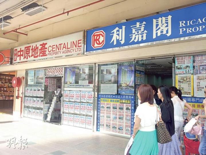 中原和利嘉閣位於好運中心的分行快將約滿，市場消息稱，該舖獲一藥房以高租金預租。（明報記者攝）香港置業希爾頓中心分行上周已經交舖，舖面經已被封起圍板，從外面望進舖內空空如也。（明報記者攝） （明報製圖）