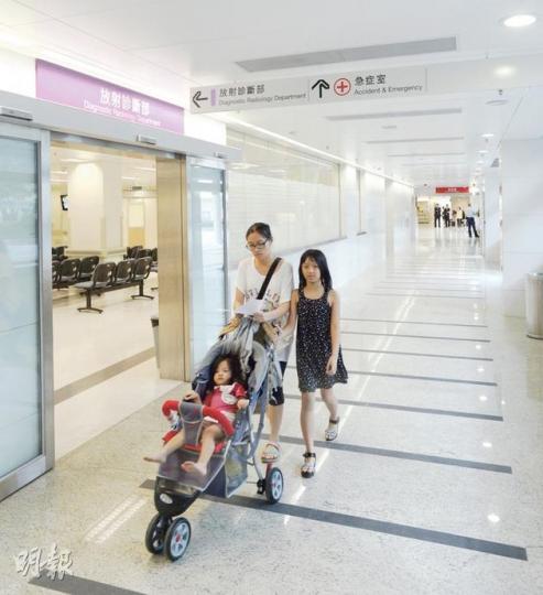 北大嶼山醫院昨首天啟用，有醫生指示病人沿地面指示線前往放射診斷部照X光，但病人步出急症室後才發現通往放射診斷部的通道，即照片中所見走廊，沒有任何指示。圖中人並非該病人。（余俊亮攝）東涌區內主要連接北大嶼山醫院的大嶼山巴士公司38號線（圖），繁忙時間每3分鐘有一班車，但由於路線同為鄰近逸東邨的主要交通工具，故巴士長期爆滿。另醫院暫只得急症室投入服務，又不設留院服務，有需要病人需轉送其他醫院（圖3）。有救護人員組織擔心轉院問題會加重救護員負擔。（余俊亮攝） 