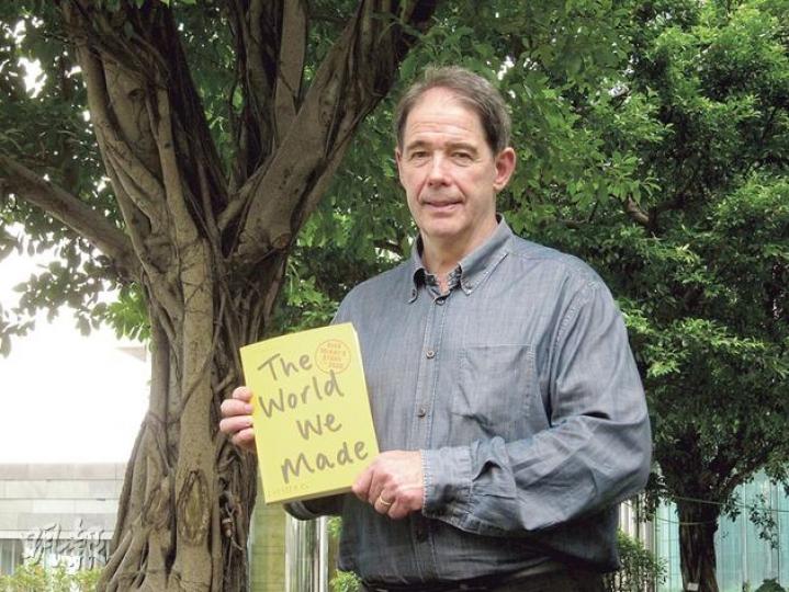 英國環保組織「未來論壇」創辦人暨總監Jonathon Porritt來港推銷其新書The World We Made，書以倒敘形式，講述一名活在2050年的教師，細說過去數十年社會發展，包括科技突破為地球帶來轉變。（馬耀森攝）
