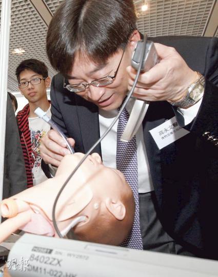 食物及衛生局長高永文否認醫管局隱瞞惡菌疫情，又指伊院大規模查驗「不是輕易的一步」，呼籲社會給予聯網一兩個月控制疫情。圖為他昨日出席醫專20周年活動。（李紹昌攝） 