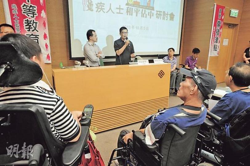 一班殘疾人士參與佔中研討會，有肌肉萎縮症患者指不少病友於生命較後階段要用呼吸機，每年有200至300人需政府資助，但多年和官員商討，對方只說很同情，沒人幫手，認為要靠佔中爭取普選特首，才能爭取到應有權利。（尹錦恩攝） 