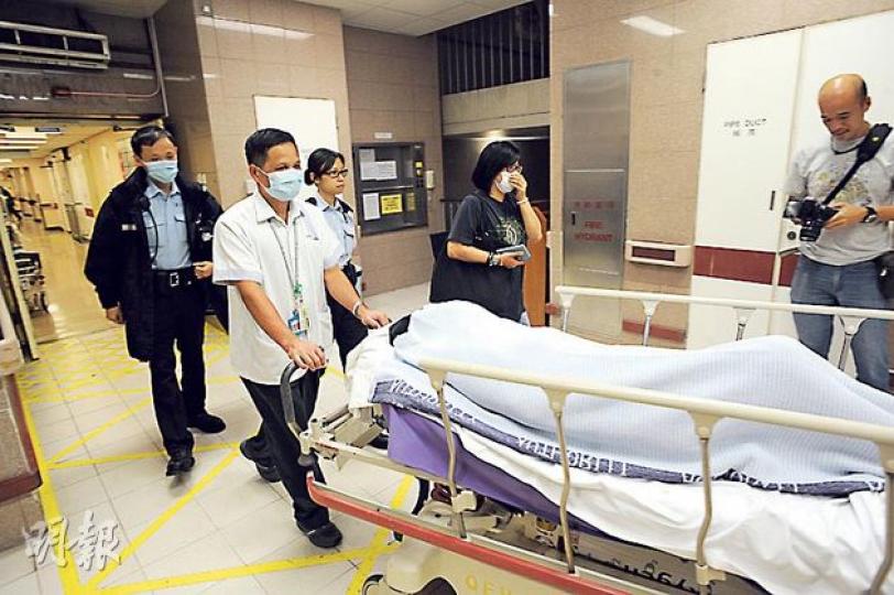 涉嫌殺嬰的19歲少女，被捕後送院檢驗。（樊銳昌攝）