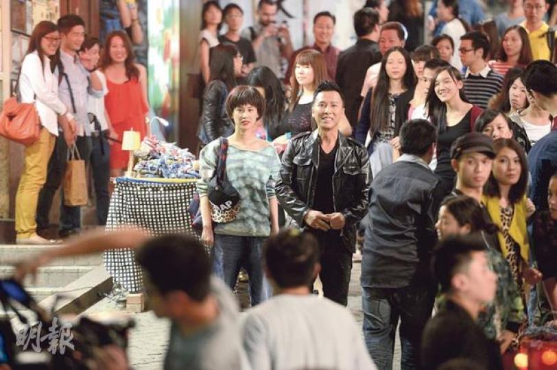 甄子丹與黃聖依在鬧市為《3D冰封俠》趕工。（攝影/記者：劉永銳、黃梓烜）甄子丹誠心上香祈求拍攝順利。（攝影/記者：劉永銳、黃梓烜）甄子丹應外籍粉絲要求合照。（攝影/記者：劉永銳、黃梓烜）陳奐仁與太太去探班，可惜碰不到甄子丹。（攝影/記者：劉永銳、黃梓烜）
