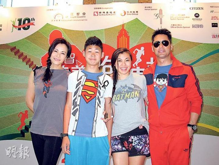 王敏德與太太馬詩慧聯同一對子女參加慈善跑樓梯大賽。（攝影/記者﹕柯美）