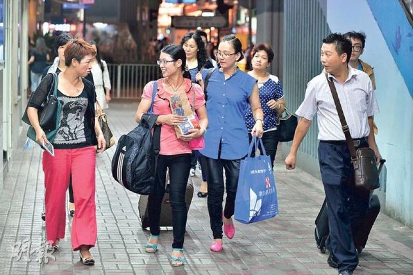 內地實施《旅遊法》打擊廉價購物團,致十一黃金周隨團來港的內地客減少,但另一邊廂自由行旅客穩定增加,令整體旅客人次仍錄得升幅。圖為一批自由行旅客在銅鑼灣區購物。(鄧宗弘攝) 內地實施《旅遊法》打擊廉價購物團,致十一黃金周隨團來港的內地客減少,但另一邊廂自由行旅客穩定增加,令整體旅客人次仍錄得升幅。圖為一批自由行旅客在銅鑼灣區購物。(鄧宗弘攝)
