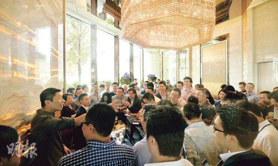 天璽雖為貨尾盤,現時餘下的約300個單位,以平均售價約3000萬元計,總額亦約達90億元。代理餓盤已久,昨日紛紛到天璽現樓大堂會見發展商及索取價單。(余俊亮攝) 天璽雖為貨尾盤,現時餘下的約300個單位,以平均售價約3000萬元計,總額亦約達90億元。代理餓盤已久,昨日紛紛到天璽現樓大堂會見發展商及索取價單。(余俊亮攝)