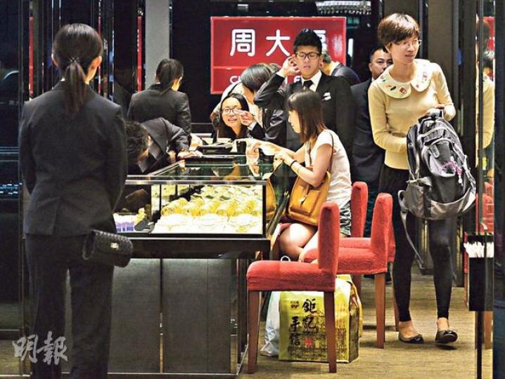 黃金周首5天來港內地旅客將近80萬人次，較去年同期增加16%，主打中價產品的商戶，最受惠於自由行遊客增長。圖為周大福的分店。（鄧宗弘攝）