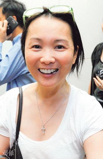 謝小姐表示,收到發展商推出各項優惠的消息後,覺得價格吸引,特意來排隊。(尹錦恩攝)林小姐昨日一家大細來排隊睇樓,她稱即使發展商劈價,價格仍未夠吸引,即使有可能選購,也只會用來自住。(尹錦恩攝) 謝小姐表示,收到發展商推出各項優惠的消息後,覺得價格吸引,特意來排隊。(尹錦恩攝)林小姐昨日一家大細來排隊睇樓,她稱即使發展商劈價,價格仍未夠吸引,即使有可能選購,也只會用來自住。(尹錦恩攝)