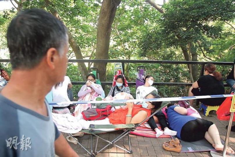 上水鳳溪幼稚園今晨派發報名表,但數十名家長上周六就到校外排隊,不少家長帶着可摺疊牀、被褥甚至帳篷排隊,作好「打持久戰」準備。(林俊源攝) 上水鳳溪幼稚園今晨派發報名表,但數十名家長上周六就到校外排隊,不少家長帶着可摺疊牀、被褥甚至帳篷排隊,作好「打持久戰」準備。(林俊源攝)