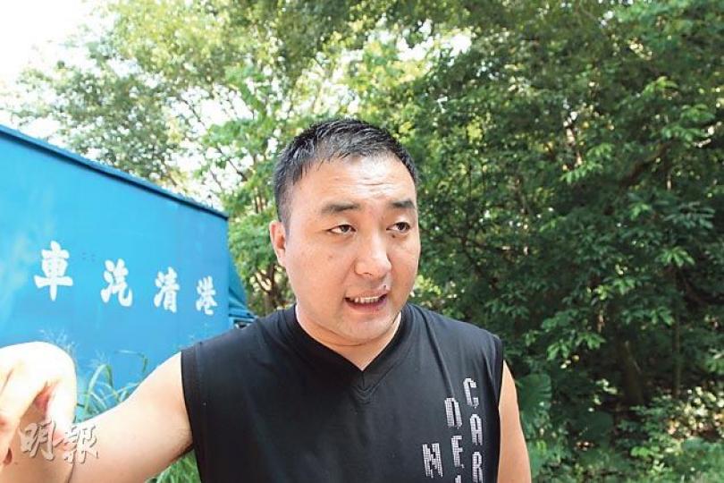 獨自排隊為女報名的雙非家長李先生說排隊3日十分辛苦,沒覺好睡、沒涼可冲之餘,還要控制飲食以減少去廁所次數,他形容報香港幼稚園好似「生存極限大挑戰」。(林俊源攝) 獨自排隊為女報名的雙非家長李先生說排隊3日十分辛苦,沒覺好睡、沒涼可冲之餘,還要控制飲食以減少去廁所次數,他形容報香港幼稚園好似「生存極限大挑戰」。(林俊源攝)