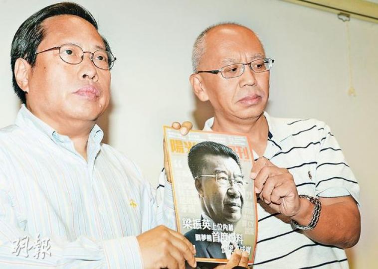 《陽光時務週刊》執行主編張猛(右)昨於代表律師兼立法會議員何俊仁(左)陪同下會見記者。張批評廉署申請交出令要求傳媒交出新聞材料是立下壞先例,又稱一向堅守新聞自由;何則重申傳媒沒責任為執法機構蒐證。(劉焌陶攝)(明報製圖) 《陽光時務週刊》執行主編張猛(右)昨於代表律師兼立法會議員何俊仁(左)陪同下會見記者。張批評廉署申請交出令要求傳媒交出新聞材料是立下壞先例,又稱一向堅守新聞自由;何則重申傳媒沒責任為執法機構蒐證。(劉焌陶攝)(明報製圖)