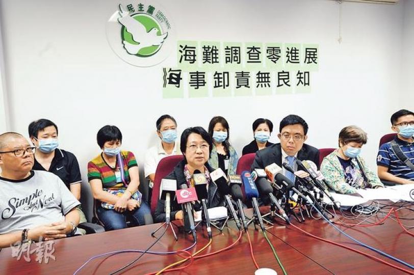 9名南丫海難家屬及生還者昨召開記者會,古太(前左二)說,海難看似只是家屬的事,實為整個社會的事,因此政府做過什麼都應向市民交代。(尹錦恩攝) 9名南丫海難家屬及生還者昨召開記者會,古太(前左二)說,海難看似只是家屬的事,實為整個社會的事,因此政府做過什麼都應向市民交代。(尹錦恩攝)