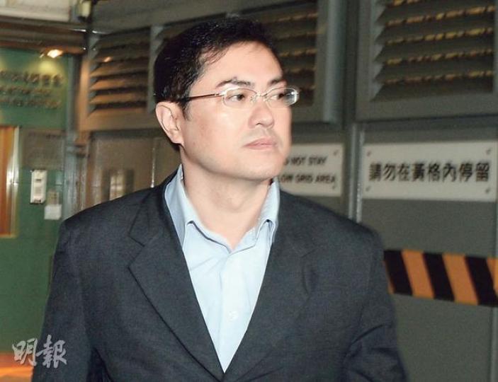 被囚4個多月的黃冠豪,昨獲准保釋後立即在犯人欄內站起向法官道謝,其10多名親友亦有到庭支持。(劉焌陶攝) 被囚4個多月的黃冠豪,昨獲准保釋後立即在犯人欄內站起向法官道謝,其10多名親友亦有到庭支持。(劉焌陶攝)