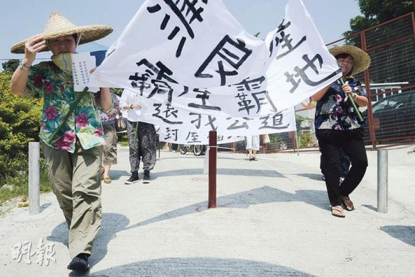 20多名元朗錦田石塘村村民昨日示威,抗議有人在村內一條私家路上豎起3條被鎖上的鐵柱(圖中灰及啡色)阻礙車輛出入,並索取2萬元過路費。(余俊亮攝) 20多名元朗錦田石塘村村民昨日示威,抗議有人在村內一條私家路上豎起3條被鎖上的鐵柱(圖中灰及啡色)阻礙車輛出入,並索取2萬元過路費。(余俊亮攝)