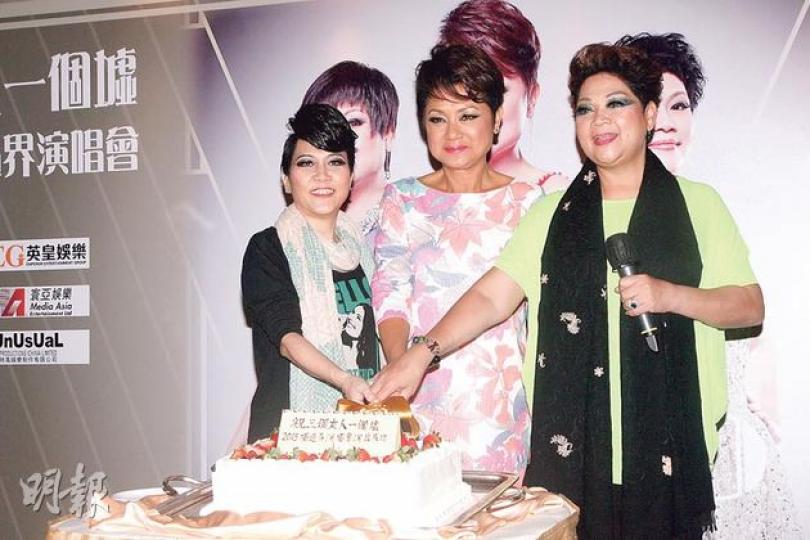 陳潔靈、葉麗儀與肥媽切蛋糕賀演出順利完成兼慶祝葉麗儀生日。(攝影/記者:林祖傑)肥媽獲老公送花兼惜惜,暖在心頭。(攝影/記者:林祖傑) 陳潔靈、葉麗儀與肥媽切蛋糕賀演出順利完成兼慶祝葉麗儀生日。(攝影/記者:林祖傑)肥媽獲老公送花兼惜惜,暖在心頭。(攝影/記者:林祖傑)
