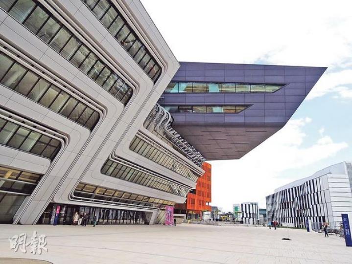 維也納Vienna University of Economics and Business的新校園,由多個世界著名建築師設計。Zaha Hadid操刀的Library & Learning Center,一如所料,充滿科幻未來感。(黃潔玲攝)由巴塞隆拿建築師Carme Pinós負責的D4大樓,採用了黑白二色和多窗的設計。(黃潔玲攝)D3大樓是Peter Cook的作品,色調熱情,窗外橫橫直直架起裝飾木板。(黃潔玲攝)D1教學大樓的鏽紅色建築,由奧地利建築公司BUSarchitektur負責。 維也納Vienna University of Economics and Business的新校園,由多個世界著名建築師設計。Zaha Hadid操刀的Library & Learning Center,一如所料,充滿科幻未來感。(黃潔玲攝)由巴塞隆拿建築師Carme Pinós負責的D4大樓,採用了黑白二色和多窗的設計。(黃潔玲攝)D3大樓是Peter Cook的作品,色調熱情,窗外橫橫直直架起裝飾木板。(黃潔玲攝)D1教學大樓的鏽紅色建築,由奧地利建築公司BUSarchitektur負責。