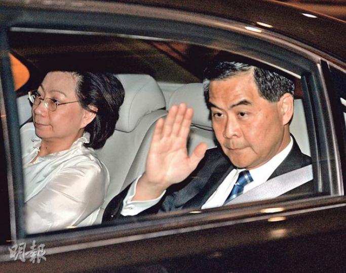 特首梁振英(右)昨返港,再提到菲律賓人質事件,他說未來會再派高層官員展開商談,他表示不希望大家有錯覺認為事件可早日解決,但會下更大努力。左為陪丈夫出席APEC會議的梁太唐青儀。(盧翊銘攝) 特首梁振英(右)昨返港,再提到菲律賓人質事件,他說未來會再派高層官員展開商談,他表示不希望大家有錯覺認為事件可早日解決,但會下更大努力。左為陪丈夫出席APEC會議的梁太唐青儀。(盧翊銘攝)