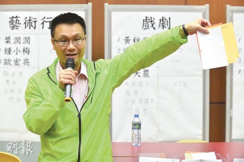選舉的推選代理公關公司負責人馮煒光（圖）解釋，是因印刷公司裝訂錯誤所致，向各界致歉。（鄧宗弘攝）