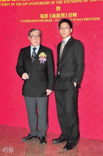 霍震霆偕兒子霍啓山(右)出席國慶活動,他表示郭晶晶健康良好。(攝影:梁迺楠)彭丹認為穿得性感出席國慶活動並無問題。(攝影:梁迺楠) 霍震霆偕兒子霍啓山(右)出席國慶活動,他表示郭晶晶健康良好。(攝影:梁迺楠)彭丹認為穿得性感出席國慶活動並無問題。(攝影:梁迺楠)