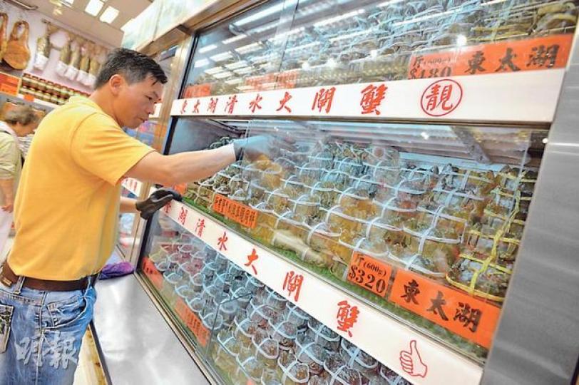 又到一年一度的食蟹季,有香港代理商稱今年天氣過熱,影響大閘蟹產量,入貨價比往年升逾一成,入貨仍持觀望態度,以免到時成手「蟹貨」,本港市民就暫時未有幸食到「平蟹」。(盧翊銘攝) 又到一年一度的食蟹季,有香港代理商稱今年天氣過熱,影響大閘蟹產量,入貨價比往年升逾一成,入貨仍持觀望態度,以免到時成手「蟹貨」,本港市民就暫時未有幸食到「平蟹」。(盧翊銘攝)