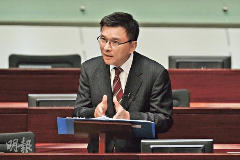 阿里巴巴欲以合伙人制度來港上市的爭議,昨日終於有答案。財庫局長陳家強昨日在立法會上明確表示,不會就新股上市時採取不同股權的建議進行公眾諮詢。(郭慶輝攝) 阿里巴巴欲以合伙人制度來港上市的爭議,昨日終於有答案。財庫局長陳家強昨日在立法會上明確表示,不會就新股上市時採取不同股權的建議進行公眾諮詢。(郭慶輝攝)