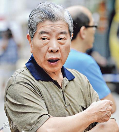 新三陽老闆陳先生知道逾百萬元貨物被燒毁大感無奈。(蔡方山攝)雪櫃短路引起火警,櫃內的大閘蟹亦被熏黑焗死。(蔡方山攝)大批消防員到場灌救,其後將短路起火的雪櫃搬到店舖門外調查。(蔡方山攝) 新三陽老闆陳先生知道逾百萬元貨物被燒毁大感無奈。(蔡方山攝)雪櫃短路引起火警,櫃內的大閘蟹亦被熏黑焗死。(蔡方山攝)大批消防員到場灌救,其後將短路起火的雪櫃搬到店舖門外調查。(蔡方山攝)