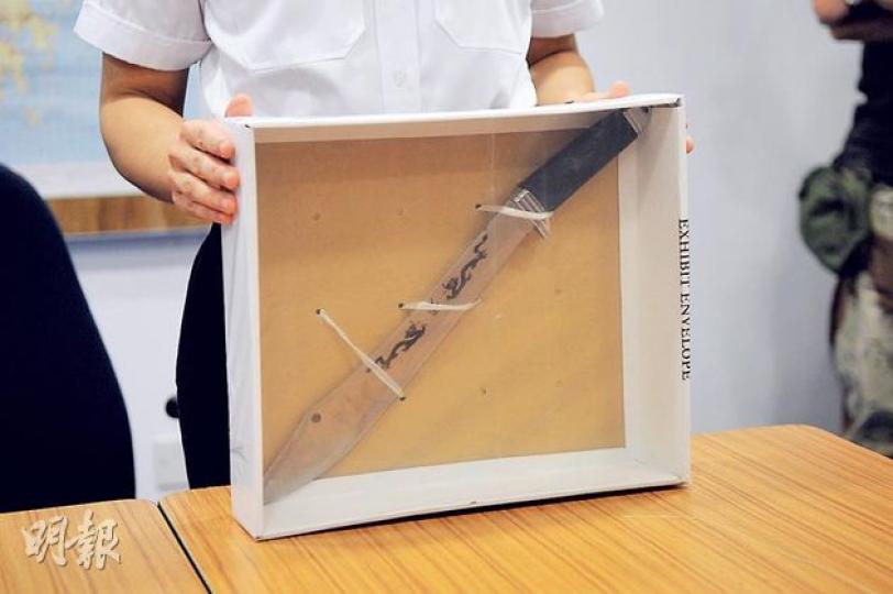 長洲發生的連環斬人案,警方在疑犯身上檢獲一把48厘米長的染血開山刀,刀身刻有二龍爭珠圖案。(楊德銘攝)涉嫌用開山刀連環斬傷兩人的疑犯,被捕後由探員黑布蒙頭,鎖上手銬押返警署扣查。(楊德銘攝) 長洲發生的連環斬人案,警方在疑犯身上檢獲一把48厘米長的染血開山刀,刀身刻有二龍爭珠圖案。(楊德銘攝)涉嫌用開山刀連環斬傷兩人的疑犯,被捕後由探員黑布蒙頭,鎖上手銬押返警署扣查。(楊德銘攝)