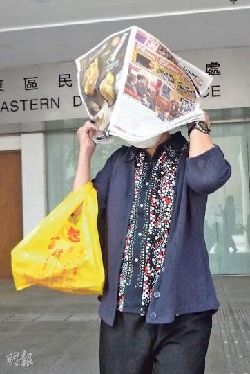 墮樓身亡女護士關妙瑛的母親李金鳳(圖)得悉死因庭的裁判結果後,以報紙掩面離開法庭,未有回應記者提問。(羅慧茵攝) 墮樓身亡女護士關妙瑛的母親李金鳳(圖)得悉死因庭的裁判結果後,以報紙掩面離開法庭,未有回應記者提問。(羅慧茵攝)