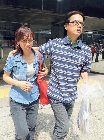 原被指搶劫女乘客之的士司機吳國成(右)昨無罪釋放,他取回個人物品後離開法庭即時與胞妹相擁團聚。他說,一直只想討回清白,呼籲其他被捕者「無做過就不要認,要打(官司)到底」。(陳倢朗攝) 原被指搶劫女乘客之的士司機吳國成(右)昨無罪釋放,他取回個人物品後離開法庭即時與胞妹相擁團聚。他說,一直只想討回清白,呼籲其他被捕者「無做過就不要認,要打(官司)到底」。(陳倢朗攝)