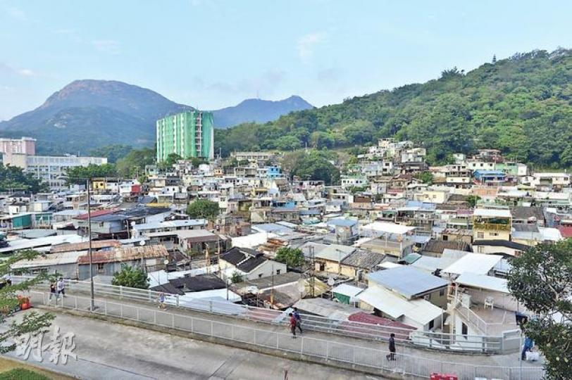 現有約2800名村民居住的薄扶林村,是唯一被列入歷史遺蹟監察名單的中國文化遺產。(鄧宗弘攝)薄扶林村內的李靈仙姐塔,高約5米,相傳是為紀念「李靈仙姐」替村民驅逐惡靈而建,估計已有近百年歷史,現時仍有祭祀活動。(鄧宗弘攝) 現有約2800名村民居住的薄扶林村,是唯一被列入歷史遺蹟監察名單的中國文化遺產。(鄧宗弘攝)薄扶林村內的李靈仙姐塔,高約5米,相傳是為紀念「李靈仙姐」替村民驅逐惡靈而建,估計已有近百年歷史,現時仍有祭祀活動。(鄧宗弘攝)