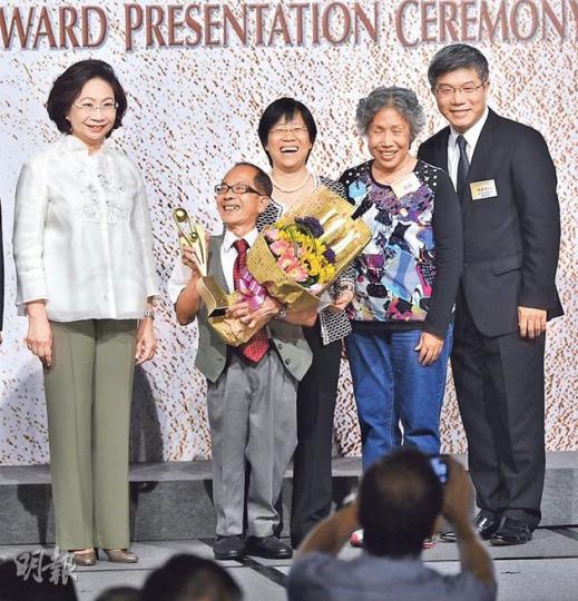 76歲的麥漢華(左二)因身形矮小,在生活中處處碰壁,他將歧視轉化為助人的動力,做義工服務弱勢社群40年,昨獲頒香港傑出義工獎。左一為特首夫人梁唐青儀。(鄧宗弘攝) 76歲的麥漢華(左二)因身形矮小,在生活中處處碰壁,他將歧視轉化為助人的動力,做義工服務弱勢社群40年,昨獲頒香港傑出義工獎。左一為特首夫人梁唐青儀。(鄧宗弘攝)