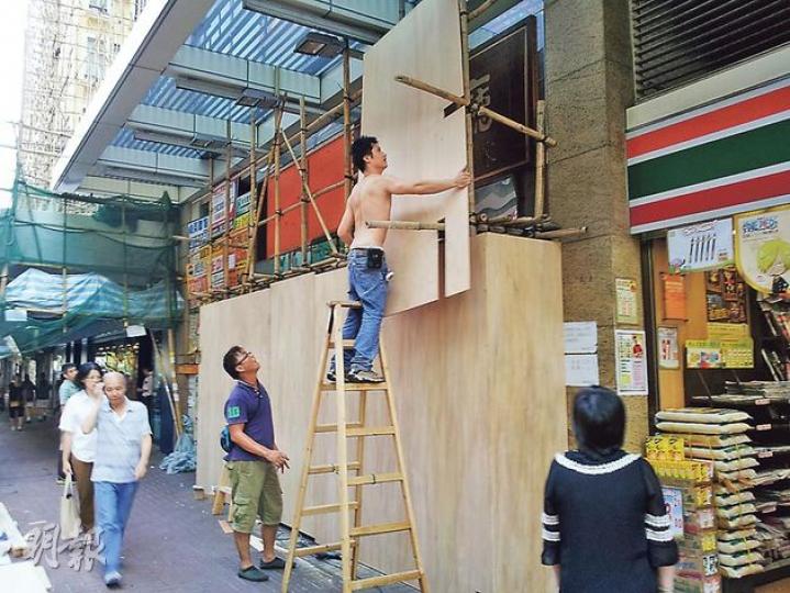 因頂讓糾紛關門的美而廉餐廳,昨日有工人在店外圍上木板,工人亦將美而廉招牌拆下。(伍浦鋒攝)美而廉前東主陳澤球稱,因近年身體多病,故兩個月前終決定將美而廉轉手,頂手人至今仍未付清頂讓尾數。(蔡方山攝)自稱是美而廉新任店東的姓姚台灣男子(中),堅稱自己亦是受害人,他因餐廳頂讓問題與前任東主陳澤球發生糾紛,其後雙方同被警員帶返警署協助調查。(蔡方山攝) 因頂讓糾紛關門的美而廉餐廳,昨日有工人在店外圍上木板,工人亦將美而廉招牌拆下。(伍浦鋒攝)美而廉前東主陳澤球稱,因近年身體多病,故兩個月前終決定將美而廉轉手,頂手人至今仍未付清頂讓尾數。(蔡方山攝)自稱是美而廉新任店東的姓姚台灣男子(中),堅稱自己亦是受害人,他因餐廳頂讓問題與前任東主陳澤球發生糾紛,其後雙方同被警員帶返警署協助調查。(蔡方山攝)