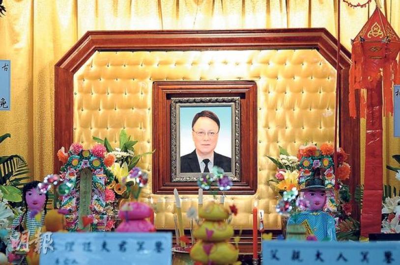 粵劇名伶林錦堂因心肌梗塞猝逝昨日設靈,終年65歲,令人惋惜。(攝影:鍾偉茵)林錦堂遺孀何嘉茵哭到眼腫,6歲兒子智軒亦甚乖巧。(攝影:鍾偉茵)林錦堂共育有三子,雖然同父異母,但昨日幼子智軒(中)與兩兄長全心為父打點喪禮,盡顯手足情。(攝影:鍾偉茵)林錦堂演繹過無數精彩角色。(攝影:鍾偉茵)林錦堂離世令梨園再失良才。(攝影:鍾偉茵)林錦堂在台上功架十足,深受戲迷歡迎。(攝影:鍾偉茵)林錦堂的紀念冊中,記載了他縱橫梨園50多年的藝術人生。(攝影:鍾偉茵)香港八和會館以輓詞追憶粵劇名伶林錦堂。(攝影:鍾 粵劇名伶林錦堂因心肌梗塞猝逝昨日設靈,終年65歲,令人惋惜。(攝影:鍾偉茵)林錦堂遺孀何嘉茵哭到眼腫,6歲兒子智軒亦甚乖巧。(攝影:鍾偉茵)林錦堂共育有三子,雖然同父異母,但昨日幼子智軒(中)與兩兄長全心為父打點喪禮,盡顯手足情。(攝影:鍾偉茵)林錦堂演繹過無數精彩角色。(攝影:鍾偉茵)林錦堂離世令梨園再失良才。(攝影:鍾偉茵)林錦堂在台上功架十足,深受戲迷歡迎。(攝影:鍾偉茵)林錦堂的紀念冊中,記載了他縱橫梨園50多年的藝術人生。(攝影:鍾偉茵)香港八和會館以輓詞追憶粵劇名伶林錦堂。(攝影:鍾