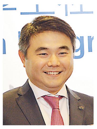 花旗盧韋柏指出,美國民主與共和兩黨可望在周末達成共識,債務違約機會不大,並預期美國明年下半年才會開始減少買債。(盧翊銘攝) 花旗盧韋柏指出,美國民主與共和兩黨可望在周末達成共識,債務違約機會不大,並預期美國明年下半年才會開始減少買債。(盧翊銘攝)